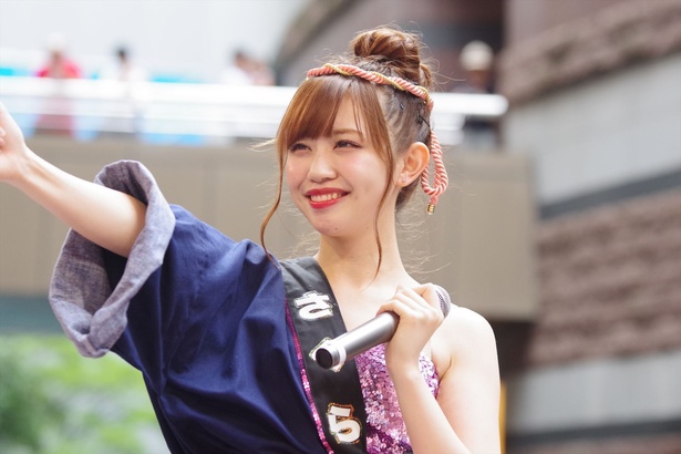 キャナルシティ博多で「『Q月Q日勝手にLinQの日』お祝いフリーLIVE」を行った、九州のアイドルグループ・LinQの新木さくら 