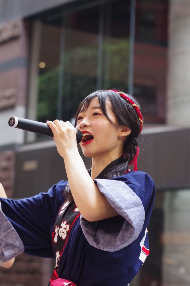 キャナルシティ博多で「『Q月Q日勝手にLinQの日』お祝いフリーLIVE」を行った、九州のアイドルグループ・LinQの涼本理央那