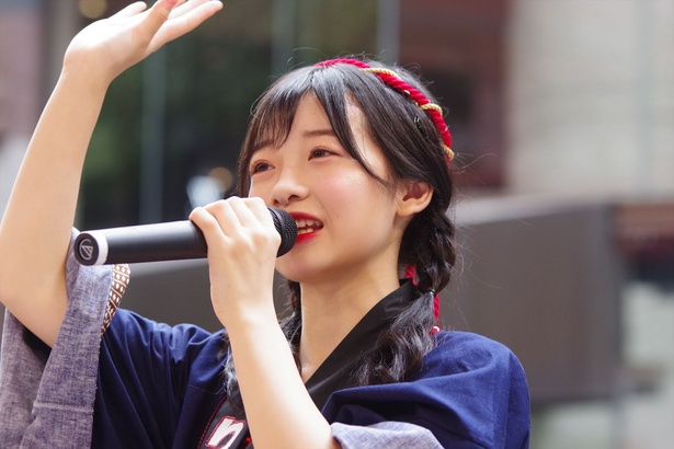 キャナルシティ博多で「『Q月Q日勝手にLinQの日』お祝いフリーLIVE」を行った、九州のアイドルグループ・LinQの涼本理央那