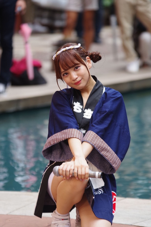 キャナルシティ博多で「『Q月Q日勝手にLinQの日』お祝いフリーLIVE」を行った、九州のアイドルグループ・LinQの安藤千紗