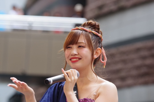 キャナルシティ博多で「『Q月Q日勝手にLinQの日』お祝いフリーLIVE」を行った、九州のアイドルグループ・LinQの新木さくら 