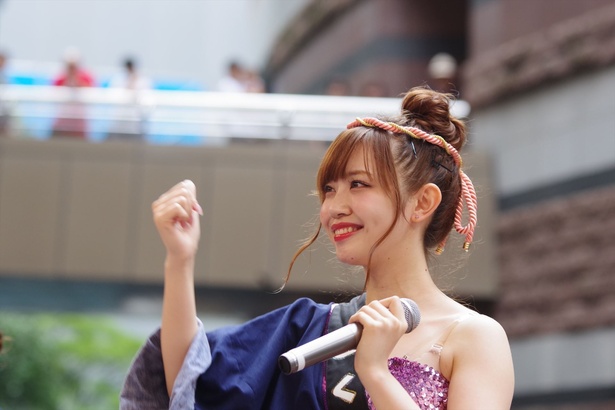 キャナルシティ博多で「『Q月Q日勝手にLinQの日』お祝いフリーLIVE」を行った、九州のアイドルグループ・LinQの新木さくら 