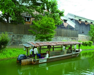 水上から酒蔵風景を眺める船旅へ！京都・伏見で舟遊び