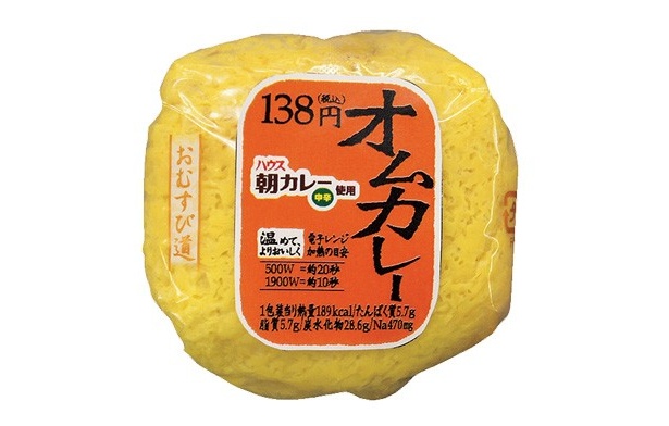 ハウス食品の人気商品「めざめるカラダ朝カレー(中辛)」を中具に使った、サークルK、サンクスの「直巻おにぎり(オムカレー)」(138円)