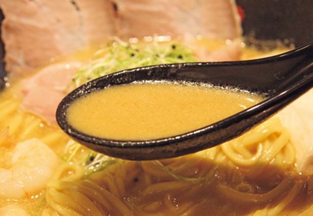 エビの風味抜群のとろみのある味噌ベースのスープ/世界が麺と味噌で満ちる時