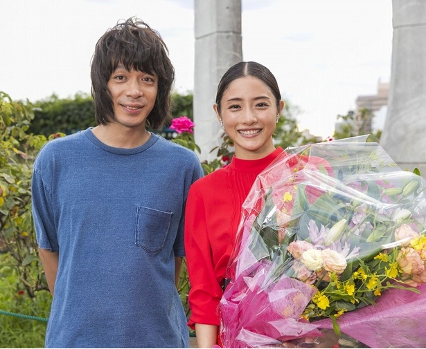 石原さとみはスタッフへの感謝、峯田和伸は石原への尊敬を口にした
