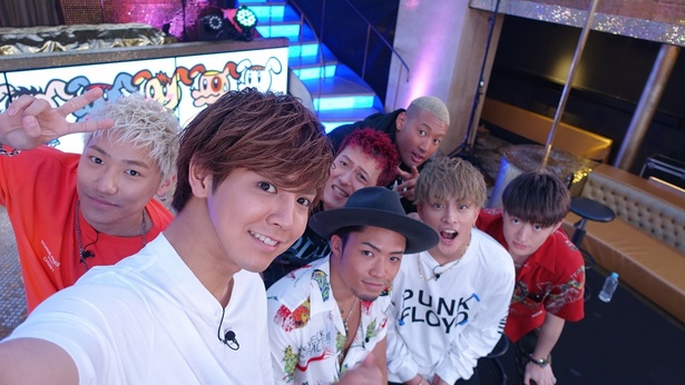 【写真を見る】これはぜいたく! GENERATIONSの自撮りショット