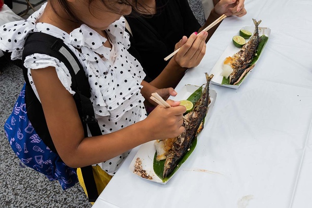 サンマを食べる親子