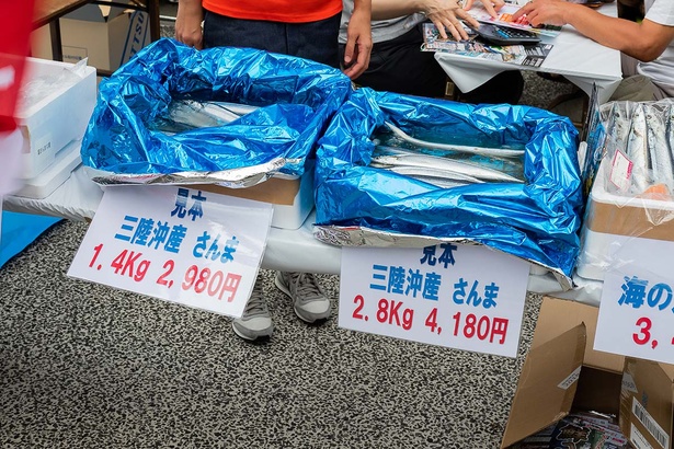 開場ではサンマの販売も行われていた