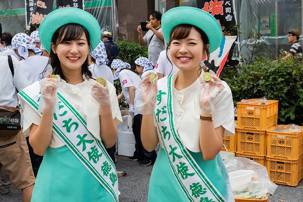 スダチを配布する「すだち大使」の美女
