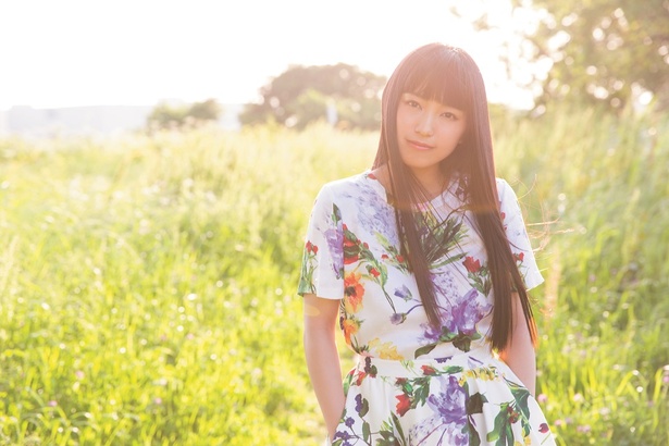 【写真を見る】美しい花柄の衣装を着て佇むmiwa