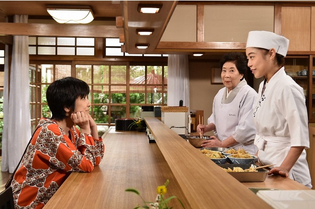 長子(藤田朋子・写真左)と夫・英作(植草克秀)のクリニックに訪問者が現れる