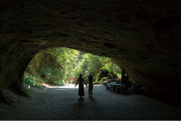 溝ノ口洞穴 / 鹿児島県と宮崎県の県境に位置する神秘的なスポット。某アーティストのMV撮影でも使われた