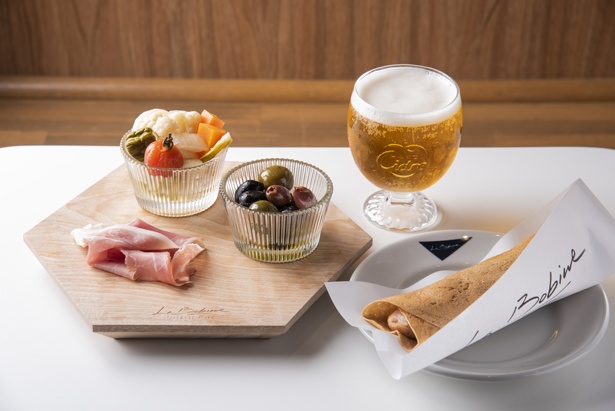 「ラ ボビン ガレットカフェ 」の「2周年記念ディナーセット」(1500円)。本場フランス・ブルターニュでも定番の組み合わせが楽しめる。17時以降のディナータイム限定だ。
