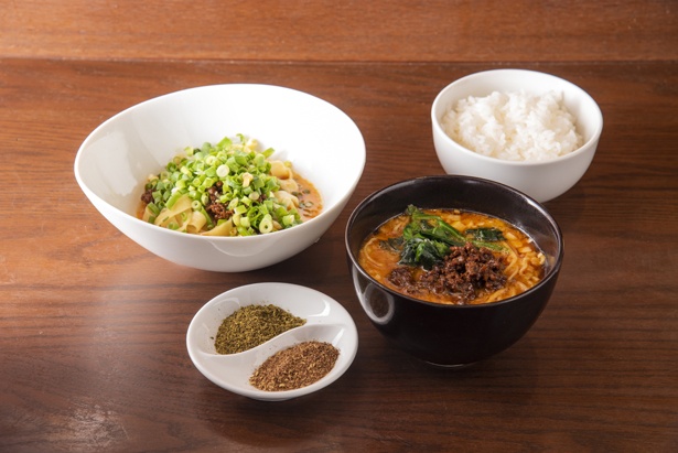 「中国名菜 來杏(ライカ) 担担麺房」の「2周年特別企画 汁あり汁なし担々麺食べ比べセット」(1350円)。2種類の坦々麺にライス、青＆赤山椒が付いた、ディナー限定の特別セットだ。