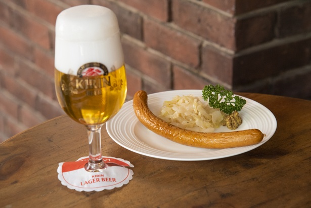 「キリンシティ」の「メグルメセット」(1000円)。オリジナルのソーセージ6種類と“ご馳走ビール”10種類からそれぞれ好きなものを選べる