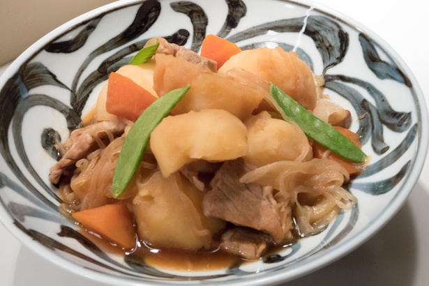 肉じゃがなど、どこかホッとするような家庭料理が登場する『食べる女』