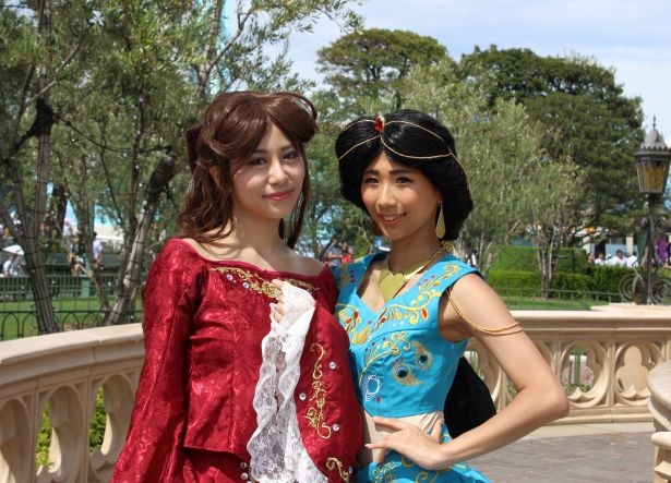 【写真を見る】『美女と野獣』のベル(左)と『アラジン』のジャスミン(右)に扮したゲスト。こだわりの自作衣装で