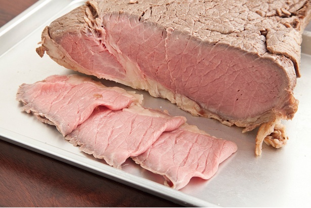 牛モモ肉を大きなブロックごと調理したローストビーフ。ほんのりとピンク色の美しい肉肌にうっとり。しっとり柔らかな食感がたまらない
