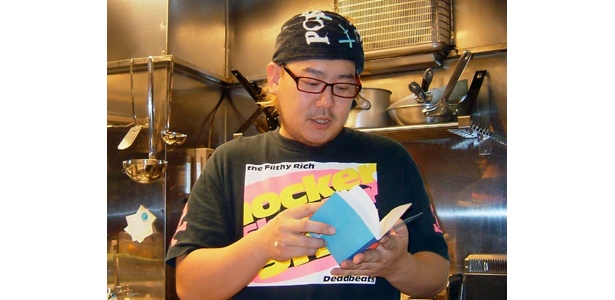 秘密のレシピをチェックする猪熊店長