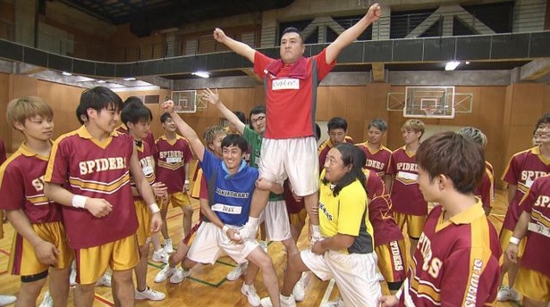 学生が心配そうに見守る中、大技にチャレンジ!