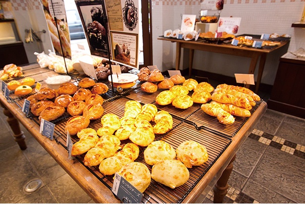 「マヌカンピス・ケレス」。人気スイーツ店が作るパンが評判だ。併設のレストランで購入したパンを食べることができる。