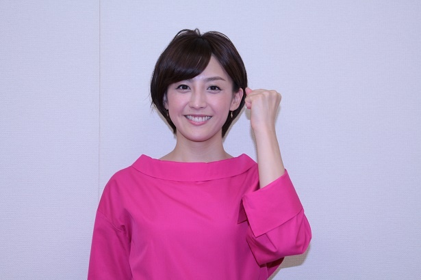 【写真を見る】爽やかな笑顔でガッツポーズ!日本にエールを送る宮司アナ