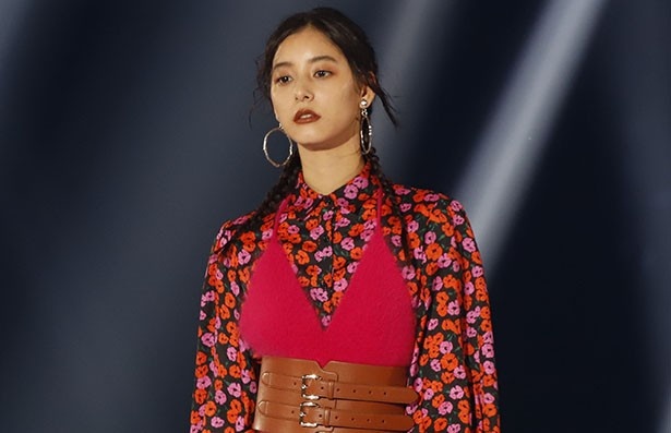 パリッと決まっている新木優子