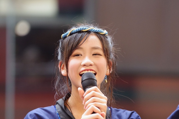 キャナルシティ博多で「『Q月Q日勝手にLinQの日』お祝いフリーLIVE」を行った、九州のアイドルグループ・LinQの金子みゆ