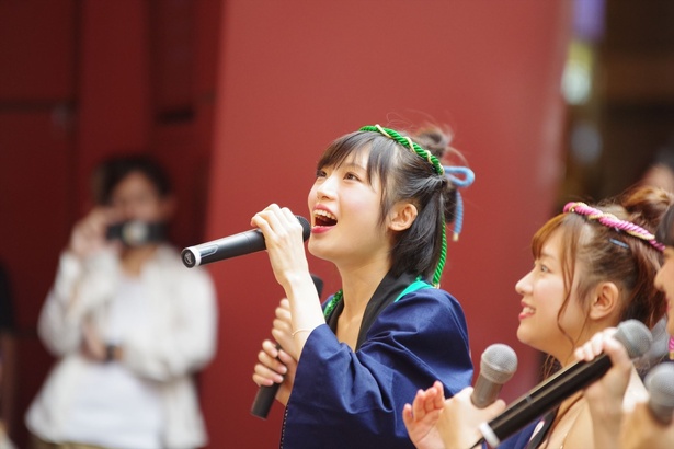 キャナルシティ博多で「『Q月Q日勝手にLinQの日』お祝いフリーLIVE」を行った、九州のアイドルグループ・LinQの海月らな