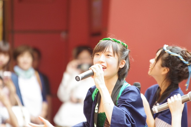 キャナルシティ博多で「『Q月Q日勝手にLinQの日』お祝いフリーLIVE」を行った、九州のアイドルグループ・LinQの海月らな