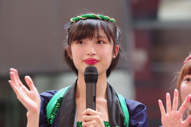キャナルシティ博多で「『Q月Q日勝手にLinQの日』お祝いフリーLIVE」を行った、九州のアイドルグループ・LinQの海月らな