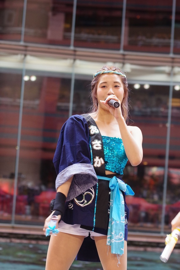 キャナルシティ博多で「『Q月Q日勝手にLinQの日』お祝いフリーLIVE」を行った、九州のアイドルグループ・LinQの坂井朝香