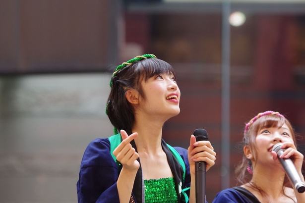 キャナルシティ博多で「『Q月Q日勝手にLinQの日』お祝いフリーLIVE」を行った、九州のアイドルグループ・LinQの海月らな