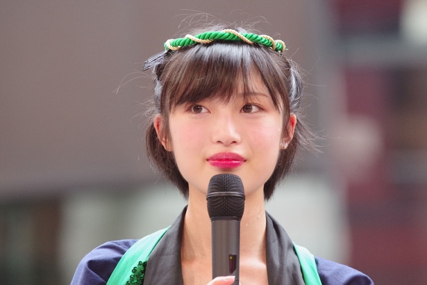 キャナルシティ博多で「『Q月Q日勝手にLinQの日』お祝いフリーLIVE」を行った、九州のアイドルグループ・LinQの海月らな