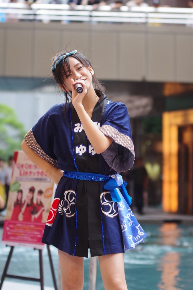 キャナルシティ博多で「『Q月Q日勝手にLinQの日』お祝いフリーLIVE」を行った、九州のアイドルグループ・LinQの金子みゆ