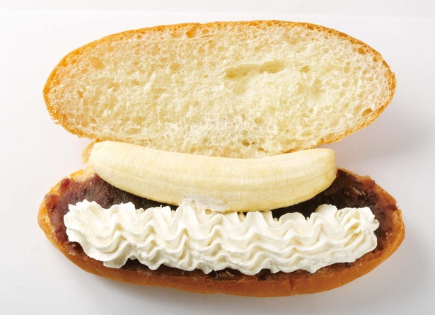 【写真を見る】「おからあん× ホイップ×バナナ」(400円)。豆乳を練り込んだパンとおから入りあんでヘルシー！体思いの具材が自慢だ