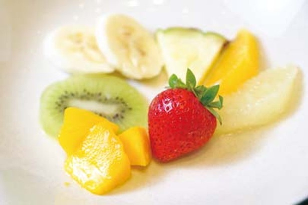 7～8種類と多彩な果物を一緒に食べられるのは、フルーツパーラーならでは！