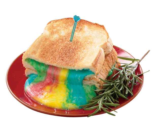 【写真を見る】こんなサンドイッチ見たことない！「FUNNYS  CAFE」の「レインボートースト」(650円)