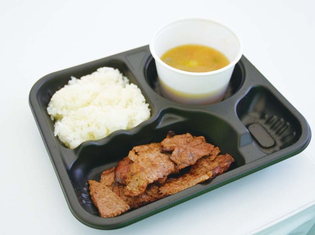 【写真を見る】A4～5等級の飛騨牛焼肉と飛騨産コシヒカリのご飯、きのこ汁が300円で食べられる!?※写真は昨年のもの