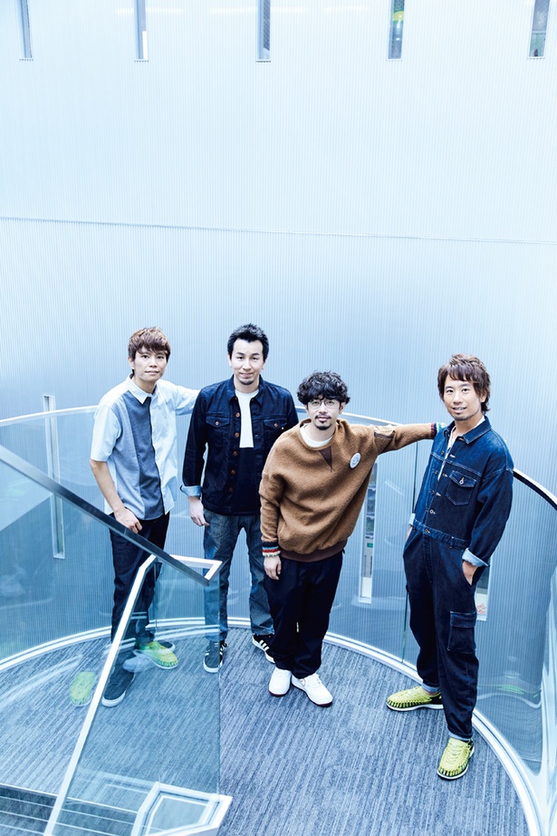左から、喜多建介(G.＆Vo.)、山田貴洋(B.＆Vo.)、後藤正文(Vo.＆ G.)、 伊地知潔(Dr.)からなるロックバンド