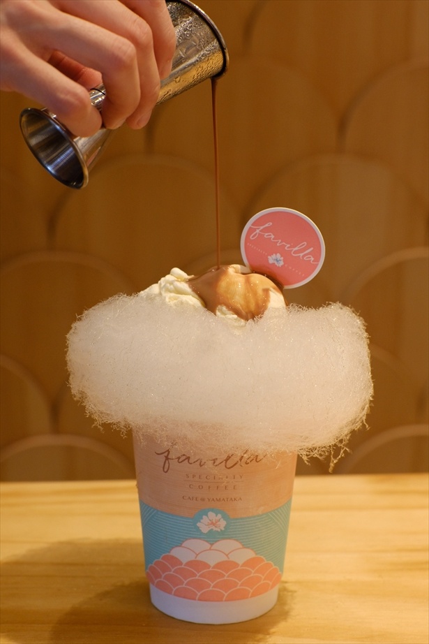 10周年限定の見た目もかわいいアイスクリームにお酒をトッピングした「Favilla fuji」（ベイリーズ・ショコラリュクス）