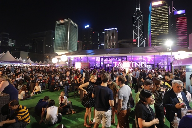 香港の夜景をバックにお酒とお料理の饗宴！