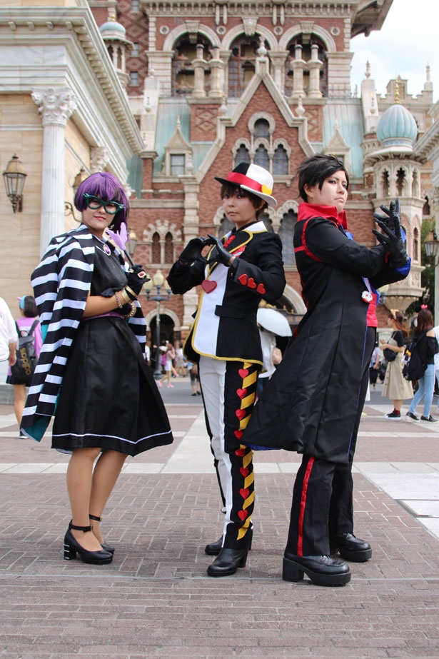 「ヴィランズ・ハロウィーン・パーティー」の出演キャラクターに扮したゲスト。左からミス・ヴィーラ、ジャックハート、アップルポイズンの仮装
