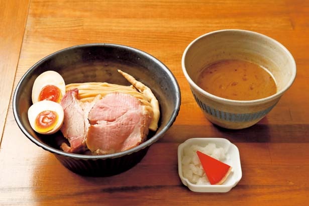 複雑でなく、3種類の旨味をクリアに感じる丁寧なつけ汁の「濃厚味玉つけ麺」(950円)/いかれたnoodle Fishtons