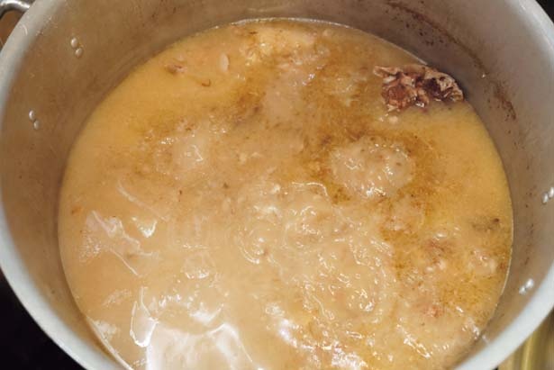 豚骨、鶏ガラ、魚介を3日かけて仕込む。深い旨味の秘訣はスープをこす工程にあるそう/いかれたnoodle Fishtons