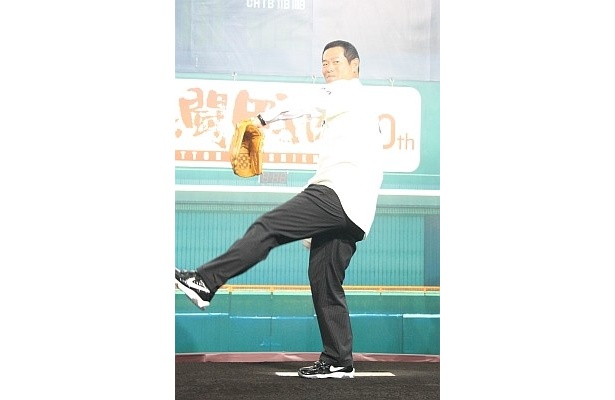 六本木ヒルズに“甲子園”が誕生!? 原寸大マウンドで桑田元投手が力投