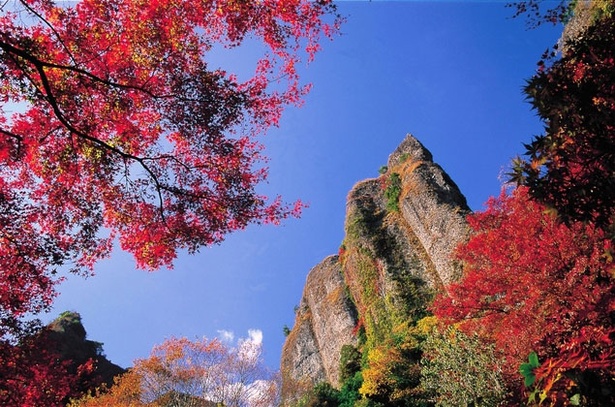 乳待坊公園 / 青空、紅葉、奇岩のコントラストが美しい