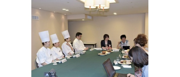 USTREAMで配信された、ドーナツバーガー完成披露会の様子