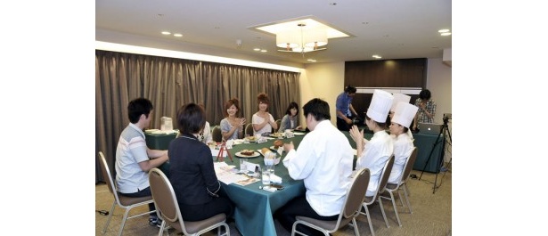 ドーナツバーガー完成披露会では、ラマダホテルの料理長も熱弁をふるった！